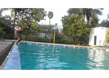 bacho ka swimming pool