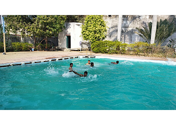 bacho ka swimming pool