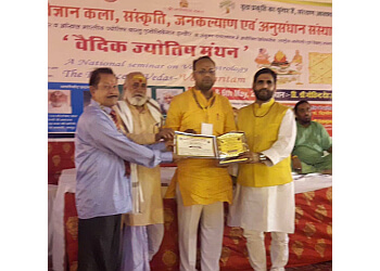 Dheeraj Mishra - SAMPURNA VISHWA JYOTISH KENDRA