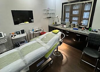 Dr. Amit Pandey, MD - DIVINE COSMETIC CLINIC