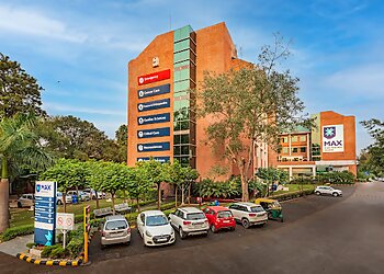 Dr. Ashish Gupta, MBBS, MS, MCh - MAX SUPER SPECIALTY HOSPITAL