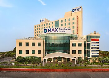 Dr. Hemant Kalra, MBBS, DTCD, MD, EDRM, FCCS, MNCCP, MICAI - MAX SUPER SPECIALITY HOSPITAL