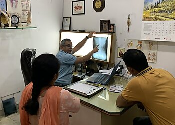 Dr. Manoj Agarwal, MBBS, MS - DHANWANTARI TOMAR HOSPITAL