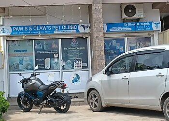 भावनगर पशु चिकित्सालय Dr. Ninad Yagnik - Paws & Claws Veterinary Clinic छवि 1