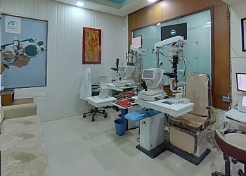 Dr. Pravin Vyawahare, MBBS, MS - VYAWAHARE NETRALAYA