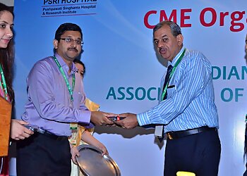 Dr. Ravi Bansal, MBBS, MD, DM, AIIMS, FASN