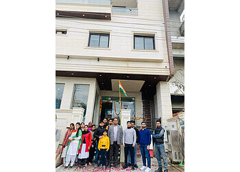 Dr. S.K. Singh, MBBS, MD, DNB - SUPER MAX GASTRO LIVER & MATERNITY CENTRE