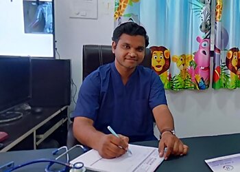सोलापुर बाल रोग विशेषज्ञ Dr. Umesh Zile MBBS, MD - Vardan Mother & Child Care Hospital छवि 1