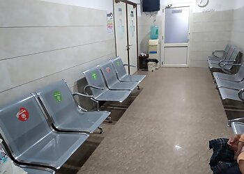 Dr. VK Maini, MBBS, MD, DCD, MCAI, FNCCP