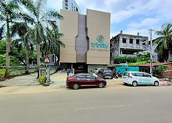 Dr. V. Sujith Nayanar, MBBS, MD(AIIMS), DNB, FRCS(Glas), MRCS(Ophth) FICO(UK) - TRINITY EYE HOSPITAL