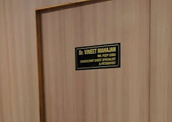 Dr. Vineet Mahajan, MBBS, MS, MCh, FIACS, MBA