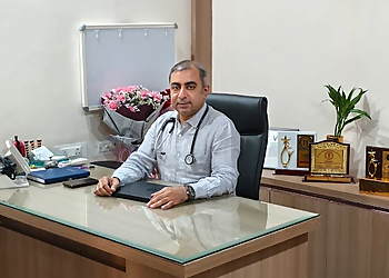 Dr. Vineet Mahajan, MBBS, MS, MCh, FIACS, MBA