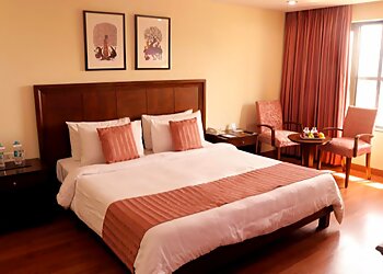 Le Lac Sarovar Portico