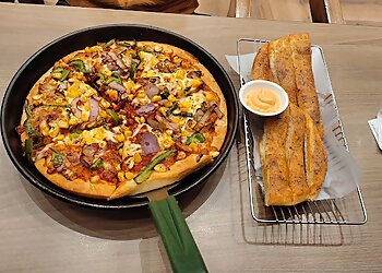 नई दिल्ली पिज्जा रेस्टोरेंट Pizza Hut Janpath छवि 1