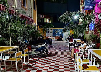 Queen's Lounge Ladies PG