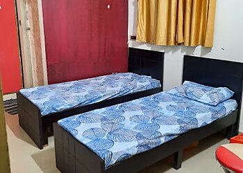 Queen's Lounge Ladies PG